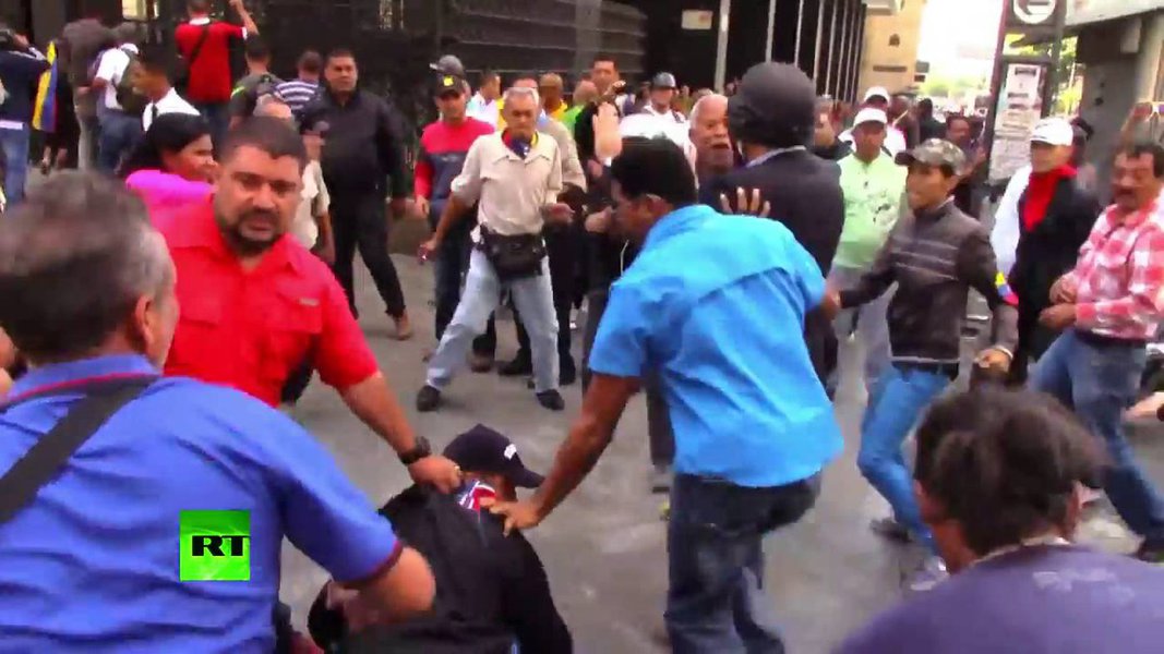 Opositores e governistas se enfrentam na Venezuela
