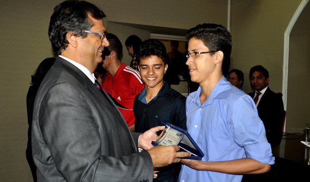 Governador Flávio Dino homenageou em 2015 alunos que se destacaram na OBMEP. Foto: Divulgação