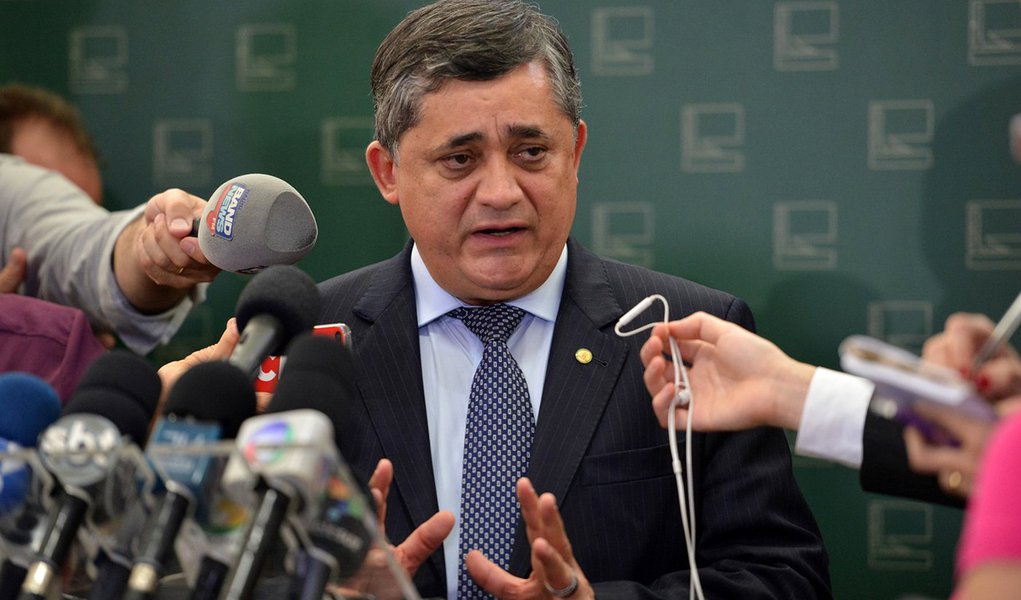 Brasília - O líder do governo na Câmara dos Deputados, José Guimarães, fala à imprensa no Congresso Nacional (José Cruz/Agência Brasil)