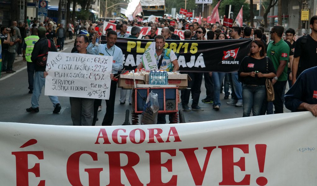 Manifesta��o dos servidores da Justi�a Federal no centro do Rio (Vladimir Platonow/Ag�ncia Brasil)