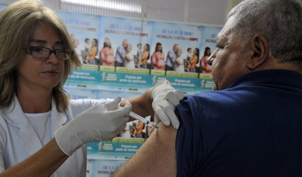 Bras�lia - No Distrito Federal, a Secretaria de Sa�de espera imunizar 258 mil pessoas contra a gripe durante a campanha que vai at� o dia 25 de maio