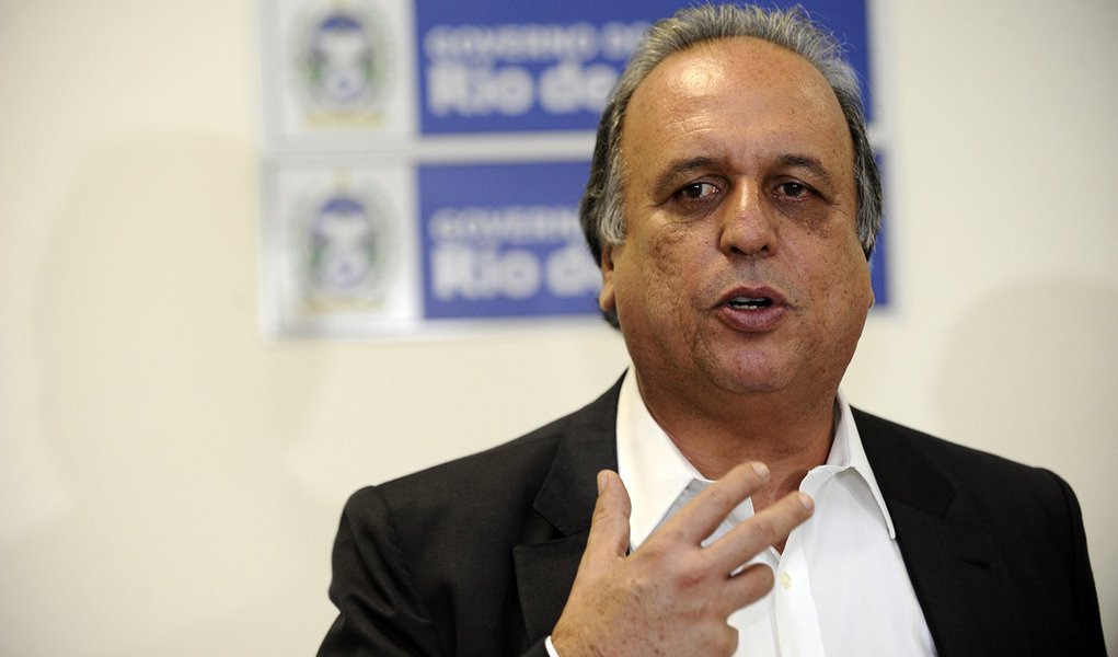 Governador Luiz Fernando Pezão e prefeitos discutem medidas contra a crise econômica nas cidades no entorno do Complexo Petroquímico do Rio de Janeiro em reunião no Palácio Guanabara (Fernando Frazão/Agência Brasil)