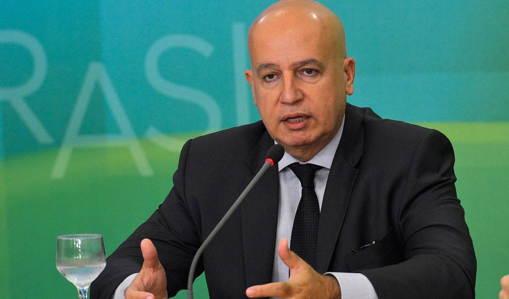 Brasília - Novo ministro do Planejamento, Valdir Simão, fala à imprensa, no Palácio do Planalto (Wilson Dias/Agência Brasil)