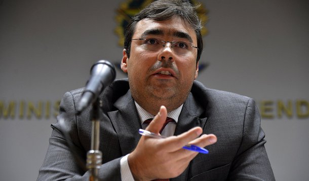 Diretor de Programas da Secretaria Executiva do MF, Manoel Pires, participa de coletiva sobre novas regras para benefícios previdenciários, anunciadas ontem (29) pelo ministro Mercadante (Valter Campanato/Agência Brasil)