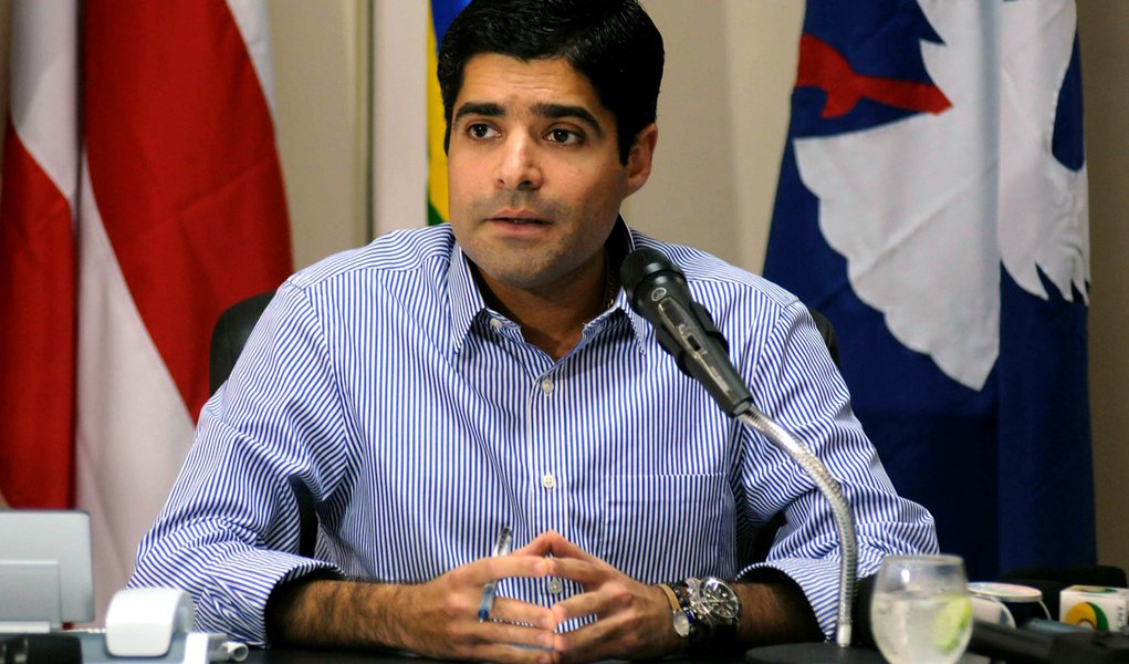 Salvador- BA- Brasil- 27/04/2015- O prefeito ACM Neto disse que as equipes da Prefeitura vão trabalhar 24 horas durante todo o período de chuvas em Salvador e anunciou medidas para os desabrigados e desalojados.​ Foto: Ângelo Pontes/ Agecom