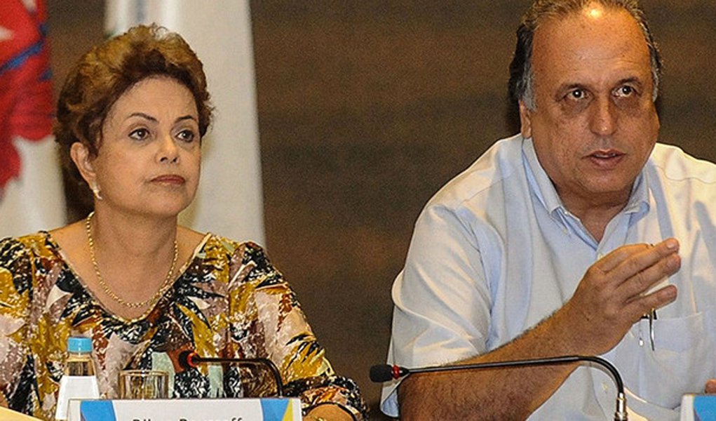 Presidenta Dilma Rousseff, o governador Luiz Fernando Pezão, o prefeito Eduardo Paes, e o presidente do Comitê Organizador dos Jogos Olímpicos Rio 2016, Carlos Nuzmann, durante reunião (Fernando Frazão/Agência Brasil)
