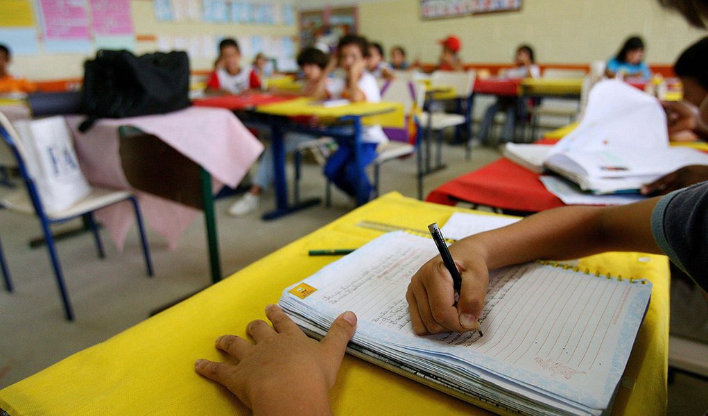 Alunos da terceira série da Escola Municipal Professora Leonor Mendes de Barros, em Barra do Chapéu, interior de SP, escola pública mais bem avaliada pelo MEC pelo programa de reforço e didática escolar.