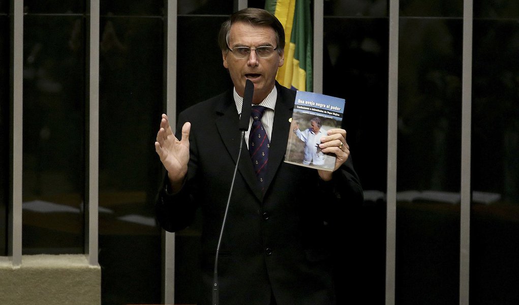 Brasília - Deputado Jair Bolsonaro (PSC/RJ) durante sessão de discussão do processo de impeachment de Dilma, no plenário da Câmara (Wilson Dias/Agência Brasil)