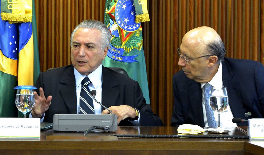O presidente interino Michel Temer coordena a primeira reunião ministerial de seu governo, às 9h, no Palácio do Planalto