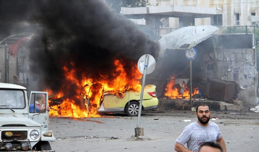 Carro em chamas após explosão em Tartous, em fotografia divulgada pela agência de notícias SANA. 23/05/2016 REUTERS vía SANA.