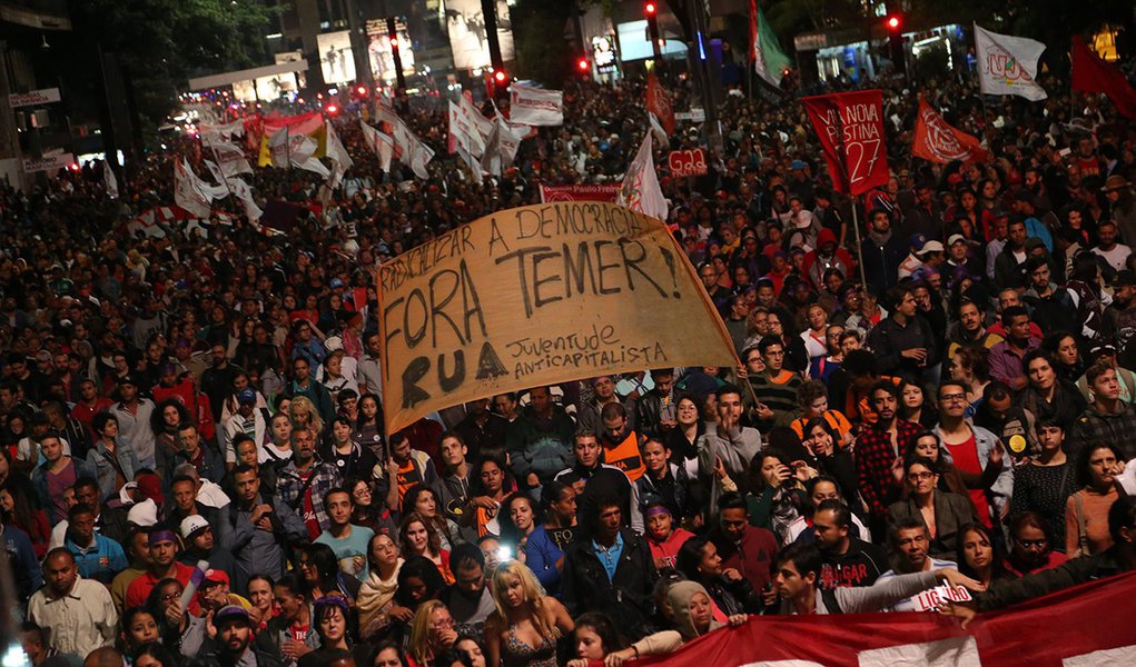 12/05/2016- São Paulo- SP, Brasil- Ato contra o afastamento de Dilma Rousseff da Presidência, na Avenida Paulista. Foto: Paulo Pinto/ Agência PT