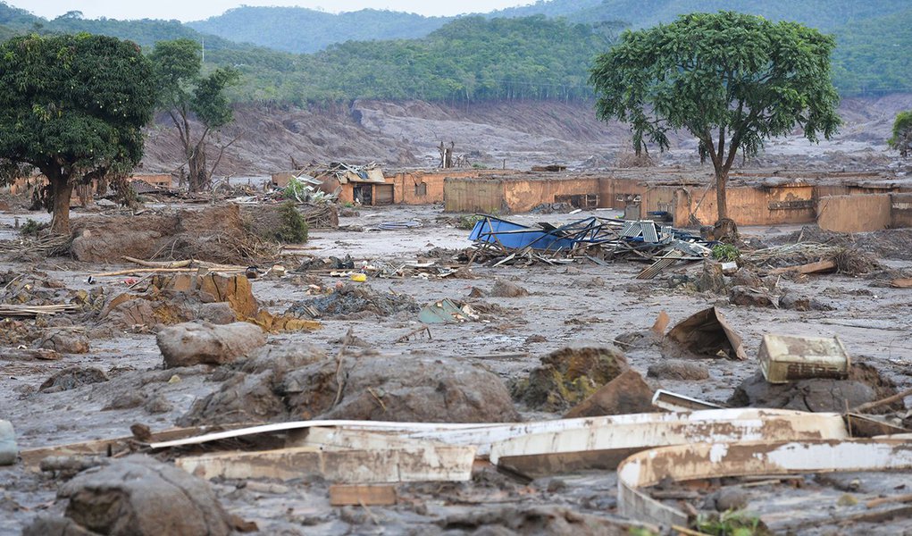 Mariana (MG) - Rompimento de duas barragens da mineradora Samarco na última quinta-feira (5). Em meio ao cenário de muita lama, barro e destruição, o que restou lembra uma cidade fantasma (Antonio Cruz/Agência Brasil)