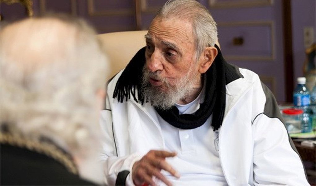 Fidel Castro durante visita a escola em Cuba . REUTERS/JUVENTUD REBELDE