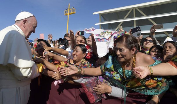 Papa Francisco cumprimenta fiéis em San Cristobal de las Casas. 15/02/2016 REUTERS/Osservatore Romano Divulgação via Reuters