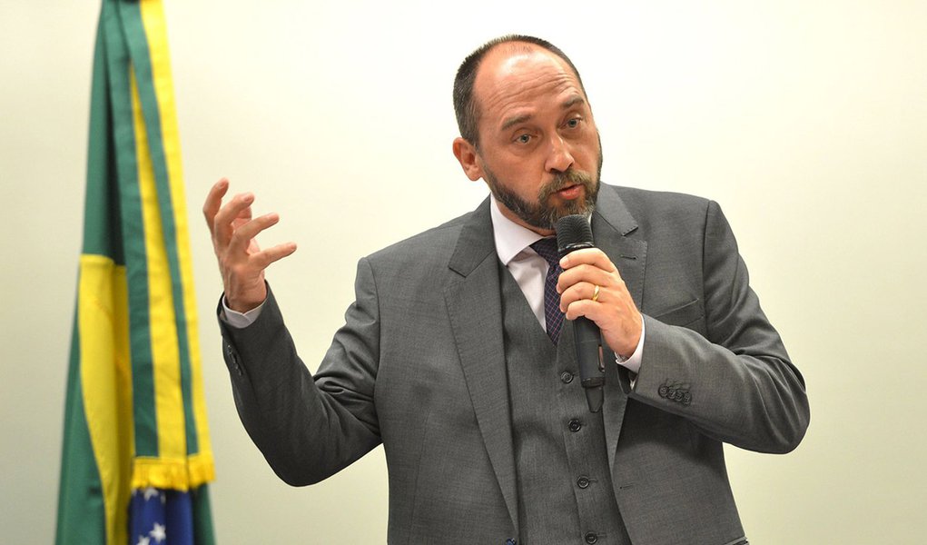 Brasília - O advogado-geral da União (AGU) Luís Inácio Adams participa de audiência pública na Comissão Mista de Orçamento. (Foto: Fabio Rodrigues Pozzebom/Agência Brasil)