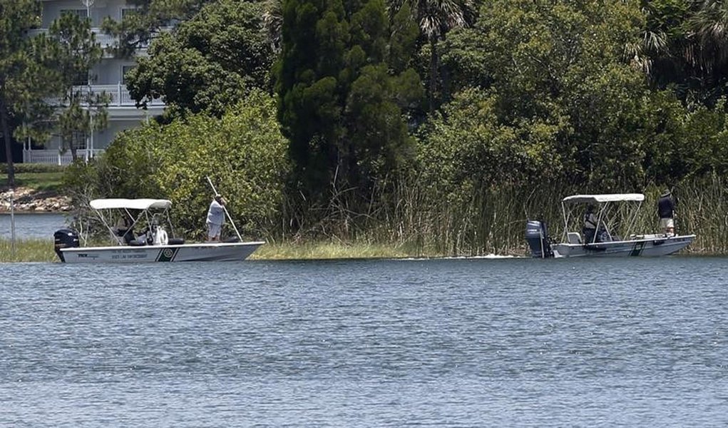 Autoridades fazem busca por menino em lagoa na Walt Disney World em Orlando. 15/6/2016. REUTERS/Adrees Latif