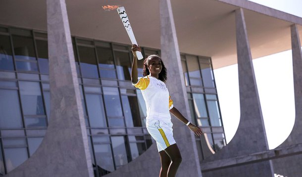 Brasília - A jogadora de vôlei Fabiana Claudino, bicampeã olímpica (2008 e 2012), recebe a Tocha Olímpica das mãos da presidenta Dilma e começa o revezamento na Capital (Marcelo Camargo/Agência Brasil)