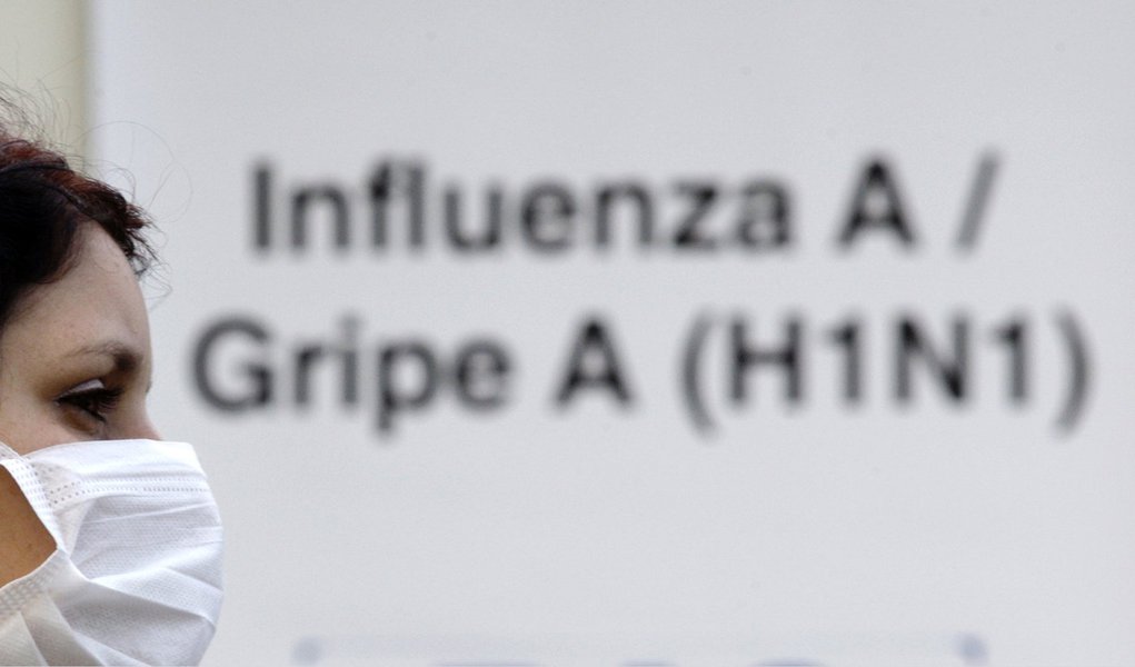 A person with a suspected case of H1N1 influenza virus waits outside Miguel Couto hospital in Rio de Janeiro July 23, 2009. The flu strain has killed 29 people in Brazil, the Health Ministry said on Wednesday. REUTERS/Sergio Moraes (BRAZIL HEALTH)