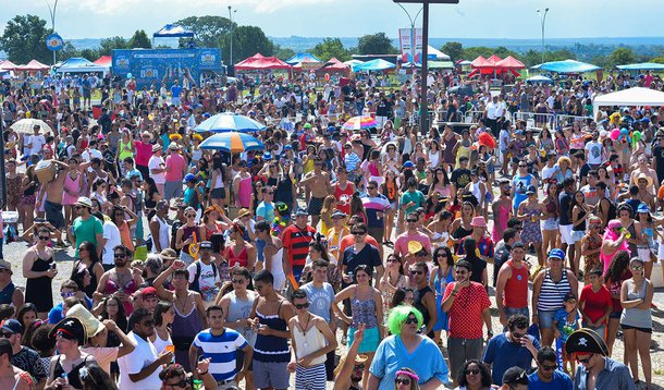 Brasília - O bloco de carnaval de rua Babydoll de Nylon lotou de foliões a Praça do Cruzeiro no Eixo Monumental, Distrito Federal (Antonio Cruz/Agência Brasil)
