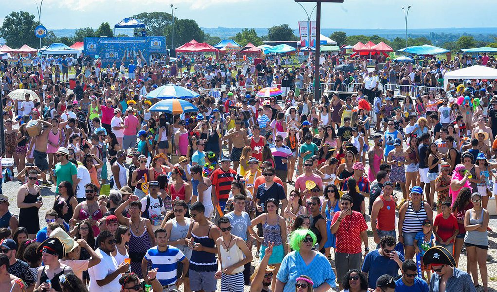 Brasília - O bloco de carnaval de rua Babydoll de Nylon lotou de foliões a Praça do Cruzeiro no Eixo Monumental, Distrito Federal (Antonio Cruz/Agência Brasil)