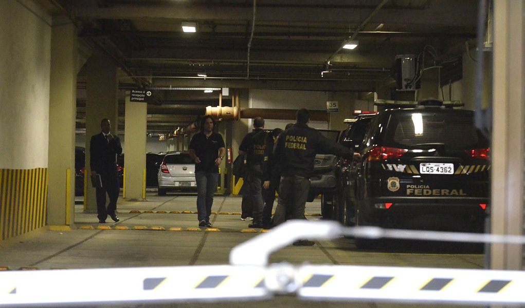 Policiais federais cumprem mandados de busca e apreensão na sede da empreiteira Norberto Odebrecht, no Rio de Janeiro, como parte da 14ª fase da Operação Lava Jato (Tânia Rêgo/Agência Brasil)
