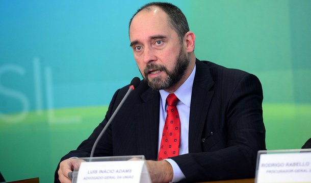 Brasília - O advogado-Geral da União Luis Inácio Adams fala sobre o desastre ambiental ocorrido com a ruptura da barragem da Samarco na cidade de Mariana/MG (Wilson Dias/Agência Brasil)