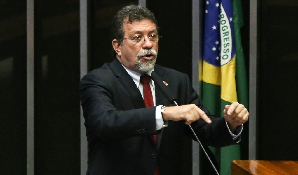 Brasília - Deputado Afonso Florence fala durante sessão para votação da autorização ou não da abertura do processo de impeachment da presidenta Dilma Rousseff, no plenário da Câmara dos Deputados. ( Marcelo Camargo/Agência Brasil)