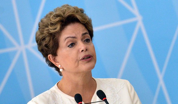 Brasília - A presidenta Dilma Rousseff participa da cerimônia de anúncio dos critérios de outorgas de radiodifusão AM para FM, no Palácio do Planalto (José Cruz/Agência Brasil)