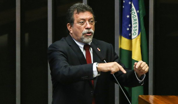 Brasília - Deputado Afonso Florence fala durante sessão para votação da autorização ou não da abertura do processo de impeachment da presidenta Dilma Rousseff, no plenário da Câmara dos Deputados. ( Marcelo Camargo/Agência Brasil)