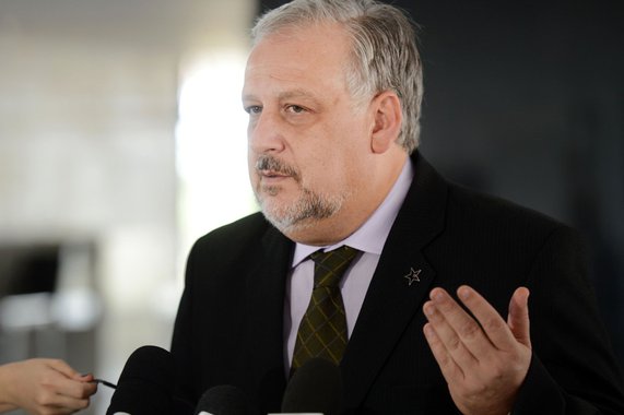 Brasília - O ministro da Secretaria de Governo, Ricardo Berzoini, fala a imprensa no Palácio do Planalto(Fabio Rodrigues Pozzebom/Agência Brasil)