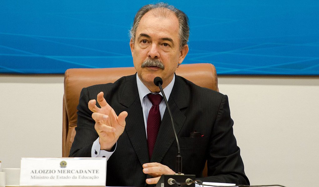 Brasília - O ministro da Educação, Aloizio Mercadante, durante solenidade de comemoração dos 20 anos do Conselho Nacional de Educação (CNE) (Marcelo Camargo/Agência Brasil)
