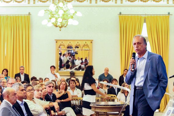 Governador Luiz Fernando Pezão entrega planos municipais de saneamento básico e certificados de habilitação de licenciamento ambiental a prefeituras do estado do Rio de Janeiro.