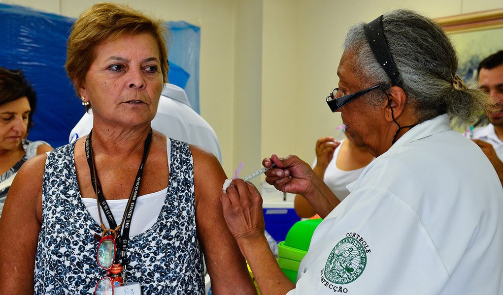São Paulo - Vacinação dos profissionais de saúde contra H1N1 no Hospital das Clínicas (Rovena Rosa/Agência Brasil)