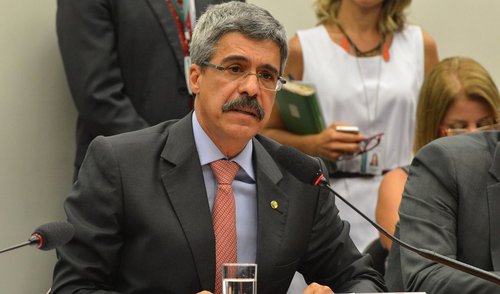 O deputado Luiz Sérgio (PT-RJ) foi eleito relator Comissão Parlamentar de Inquérito (CPI) destinada a investigar a prática de atos ilícitos na Petrobras, em reunião de instalação da comissão (Antonio Cruz/Agência Brasil)