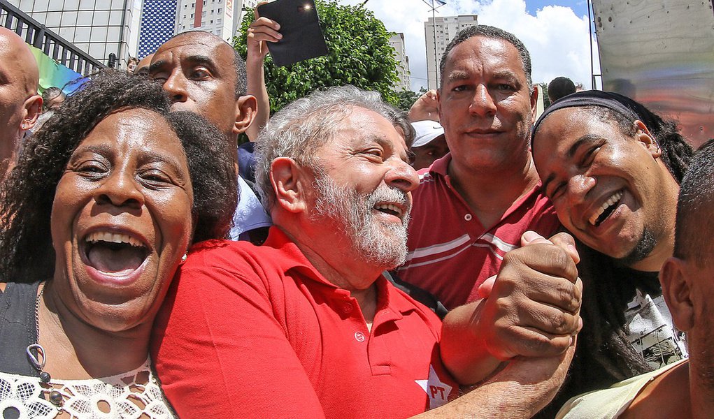 05/03/2016- São Bernardo do Campo- SP, Brasil- Ex- presidente Lula cumprimenta manifestantes, concentrados em frente ao prédio onde mora em São Bernardo do Campo. Foto: Ricardo Stuckert/ Instituto Lula