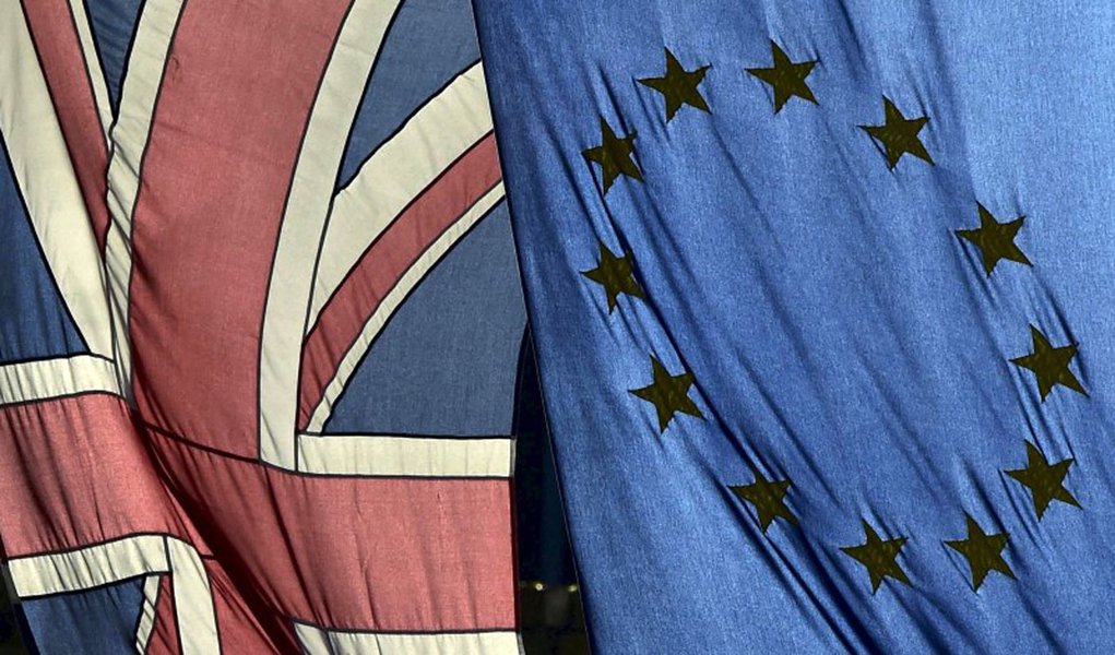 Bandeira britânica e bandiera da União Europeia vistas em Londres. 18/02/2016 REUTERS/Toby Melville/Files