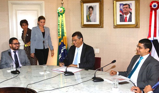Governador Flávio Dino, novo secretário Jhonatan Almada, ex-secretário Bira do Pindaré e demais autoridades em posse no Palácio dos Leões. Foto: Gilson Teixeira/Secap