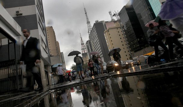 RF1311 - São Paulo,SP - Cotidiano - Chuva - Volta a chover nesta tarde na Capital Paulista. Na foto Av Paulista Foto: Robson Fernandjes / Fotos Públicas