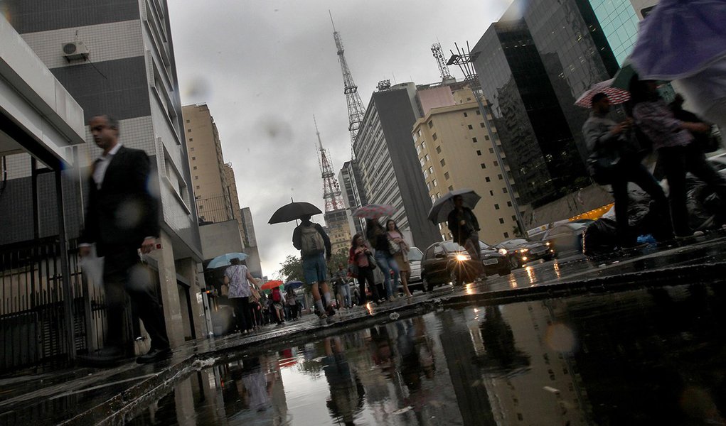 RF1311 - São Paulo,SP - Cotidiano - Chuva - Volta a chover nesta tarde na Capital Paulista. Na foto Av Paulista Foto: Robson Fernandjes / Fotos Públicas