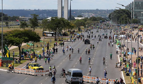 Brasília - Com a votação do pedido de impeachment da presidente Dilma Rousseff na Câmara dos Deputados neste domingo, governo do DF reforçou a segurança para separar manifestantes pró e contra o parecer na votação.(Marcello Casal Jr/Agência Brasil)