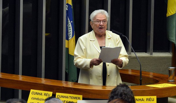 Brasília - Deputada Luiza Erundina do PSOL durante discussão do processo de impeachment de Dilma, no plenário da Câmara (Wilson Dias/Agência Brasil)