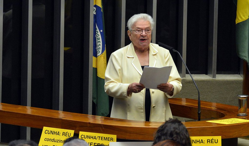 Brasília - Deputada Luiza Erundina do PSOL durante discussão do processo de impeachment de Dilma, no plenário da Câmara (Wilson Dias/Agência Brasil)