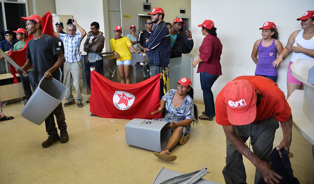  Representantes Frente Nacional da Luta (FNL), chegaram ao prédio do Departamento Nacional de Infraestrutura de Transporte (DNIT), na Asa Norte, por volta das 6h e impediram a entrada de funcionários e invadiram o prédio (José Cruz/Agência Brasil)