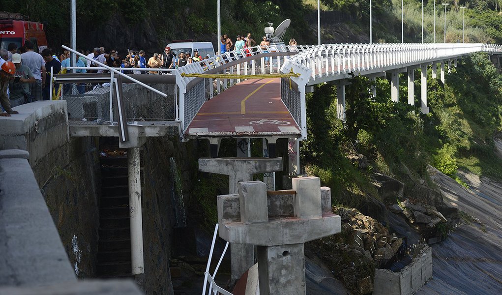 Rio de Janeiro - Desabamento de parte da recém-inaugurada ciclovia Tim Maia, na Avenida Niemeyer, durante uma ressaca no mar de São Conrado, deixa mortos e feridos (Fernando Frazão/Agência Brasil)