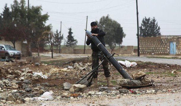 Combatente do ExÃ©rcito SÃ­rio Livre posiciona armamento antes de realizar disparo contra combatentes do Estado IslÃ¢mico em Aleppo, na SÃ­ria. 18/01/2016 REUTERS/Abdelrahmin Ismail