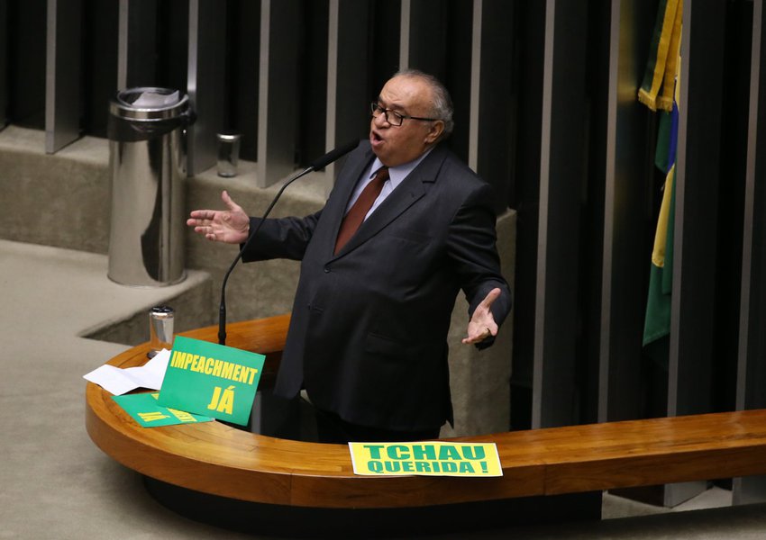 Brasília - Deputado Heráclito Fortes durante sessão de discussão do processo de impeachment de Dilma, no plenário da Câmara (Valter Campanato/Agência Brasil)