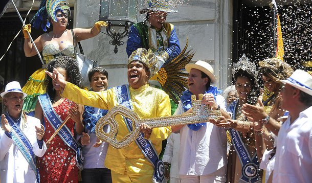 Rio de Janeiro - O prefeito Eduardo Paes entrega a chave da cidade ao Rei Momo, Wilson Dias da Costa Neto, no Palácio da Cidade e oficializa o o início do carnaval no Rio (Tânia Rêgo/Agência Brasil)