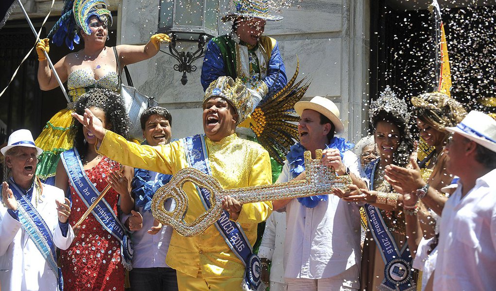 Rio de Janeiro - O prefeito Eduardo Paes entrega a chave da cidade ao Rei Momo, Wilson Dias da Costa Neto, no Palácio da Cidade e oficializa o o início do carnaval no Rio (Tânia Rêgo/Agência Brasil)