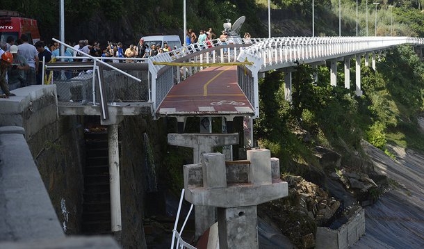 Rio de Janeiro - Desabamento de parte da recém-inaugurada ciclovia Tim Maia, na Avenida Niemeyer, durante uma ressaca no mar de São Conrado, deixa mortos e feridos (Fernando Frazão/Agência Brasil)