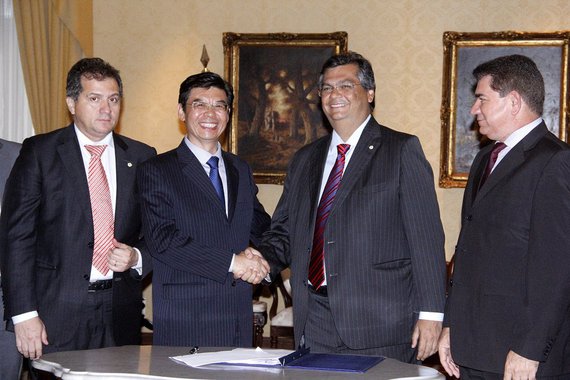 – Governador Flávio Dino ao lado do CEO da empresa CBSTEEL, Zhang Shengsheng, e de secretários de Estado em recepção à comitiva chinesa no Palácio dos Leões. Foto: Nael Reis/Secap